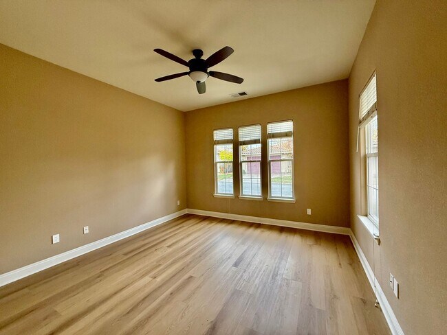 Building Photo - Executive Home available NOW