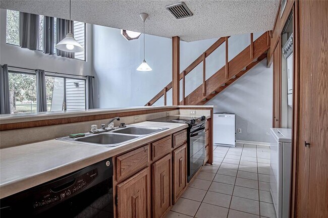 Building Photo - 24468 Country Clb Dr