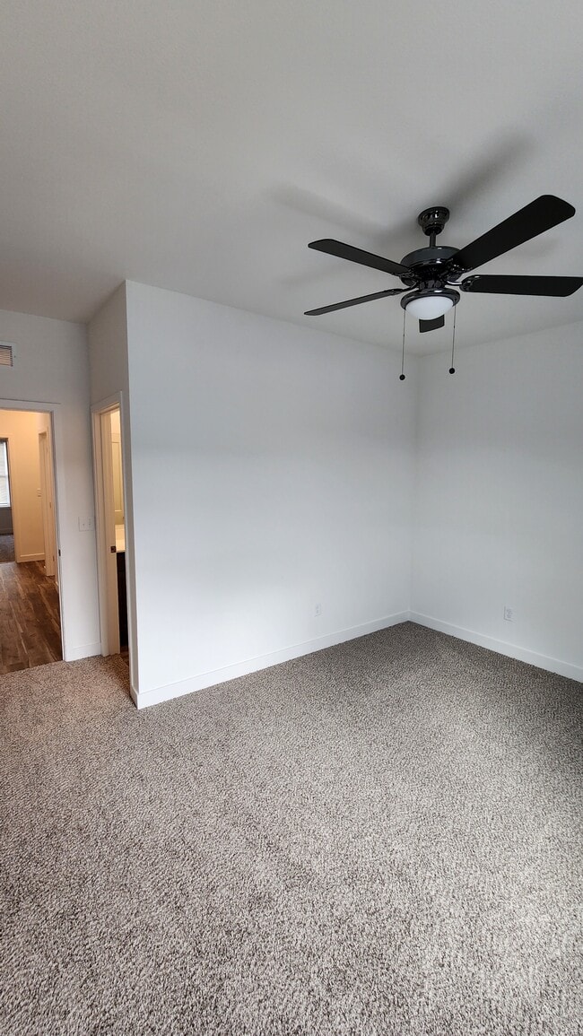 Building Photo - 812 E 6th St