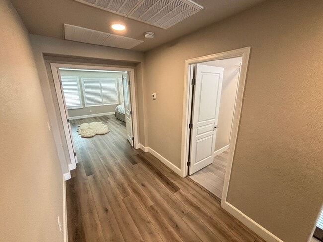 Building Photo - Contemporary 4Bed/3Bath/3 Car/+ Loft -residence located in the Silverado Ranch area