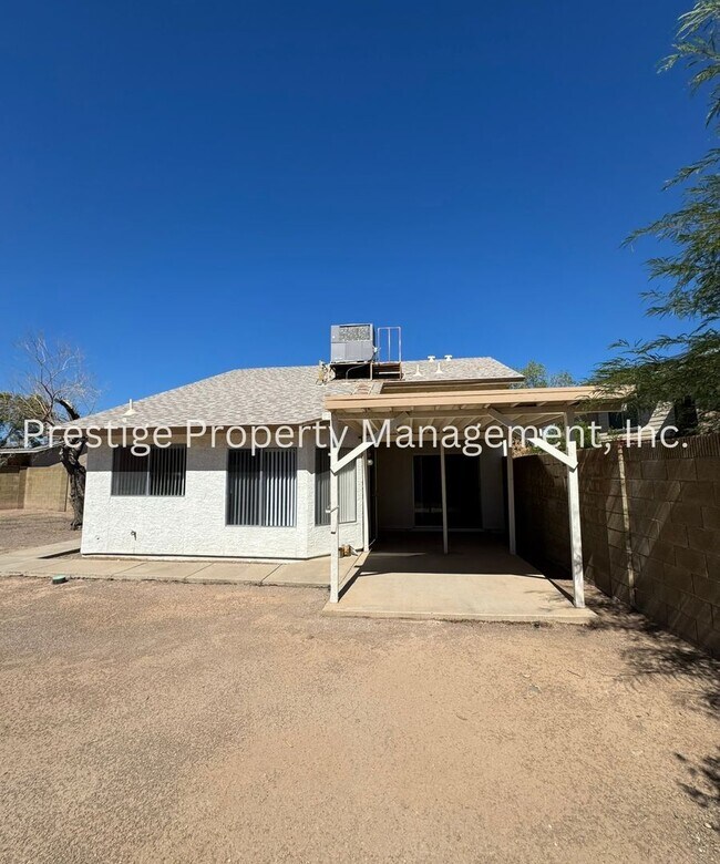 Building Photo - Very Cute South West Side 3/2!! Call Now!