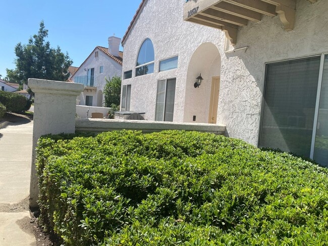 Building Photo - Rancho Del Mar Townhome in Central Temecul...