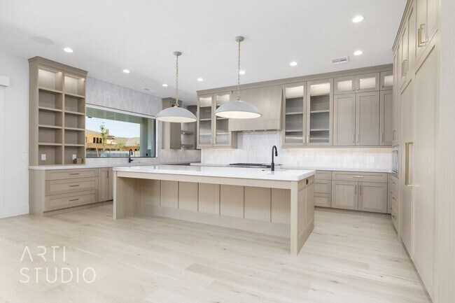 Building Photo - BRAND NEW Gorgeous 6 bed 7 bath with Pool ...