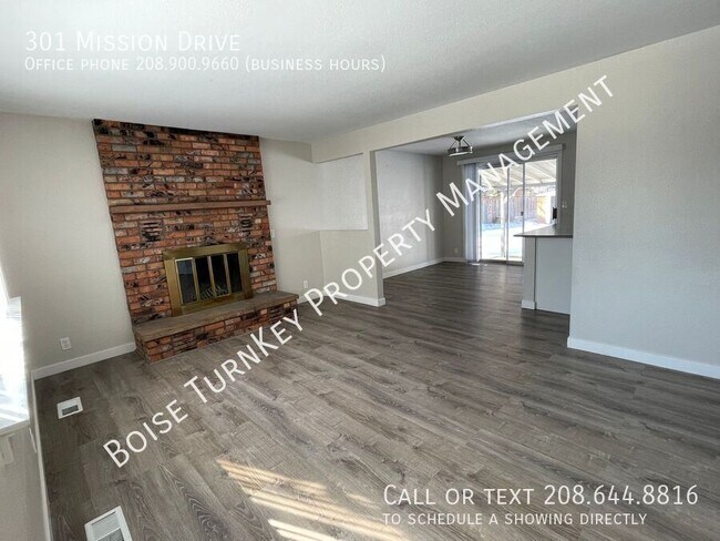 Primary Photo - Amazing 3 Bedroom w/ 2 Living Spaces Centr...