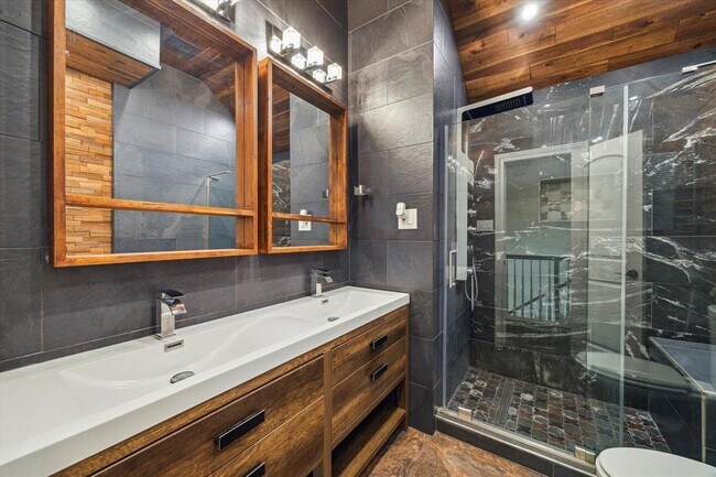 Building Photo - 9510 Comstock Meadows Dr