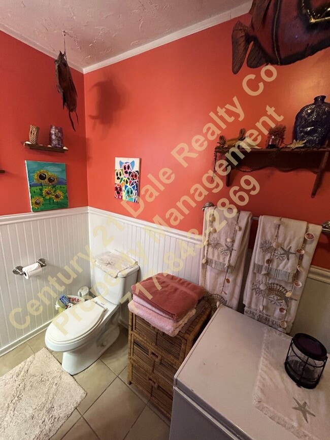 Building Photo - Large 3 Bedroom, 2 Bath Pet friendly home with off street parking and a 600sqft detached garage