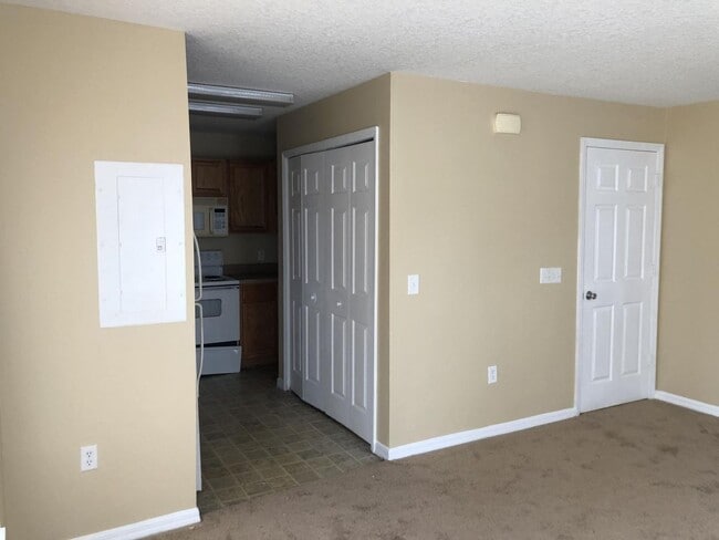 Building Photo - Beautiful Home