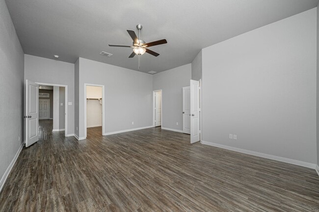 Building Photo - 521 Fallbrook Dr