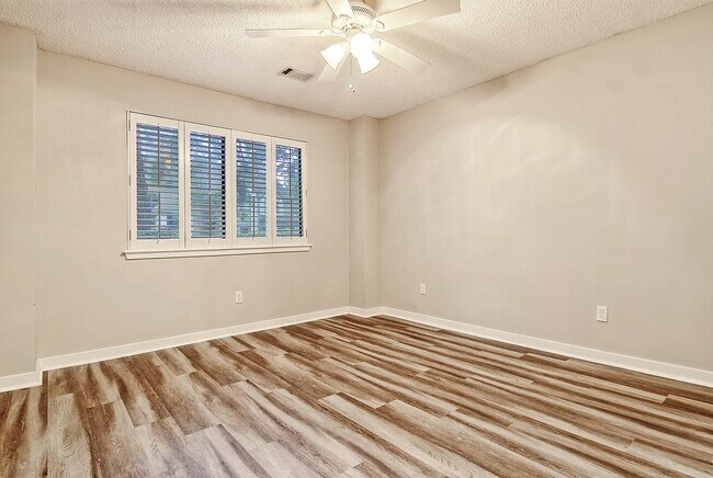 Building Photo - 856 Liriope Ln