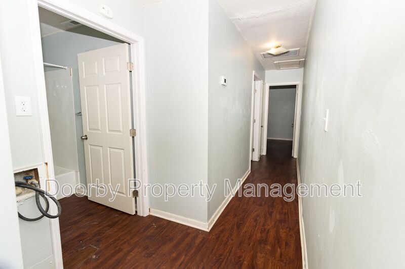 Building Photo - 1102 N Hawthorne St
