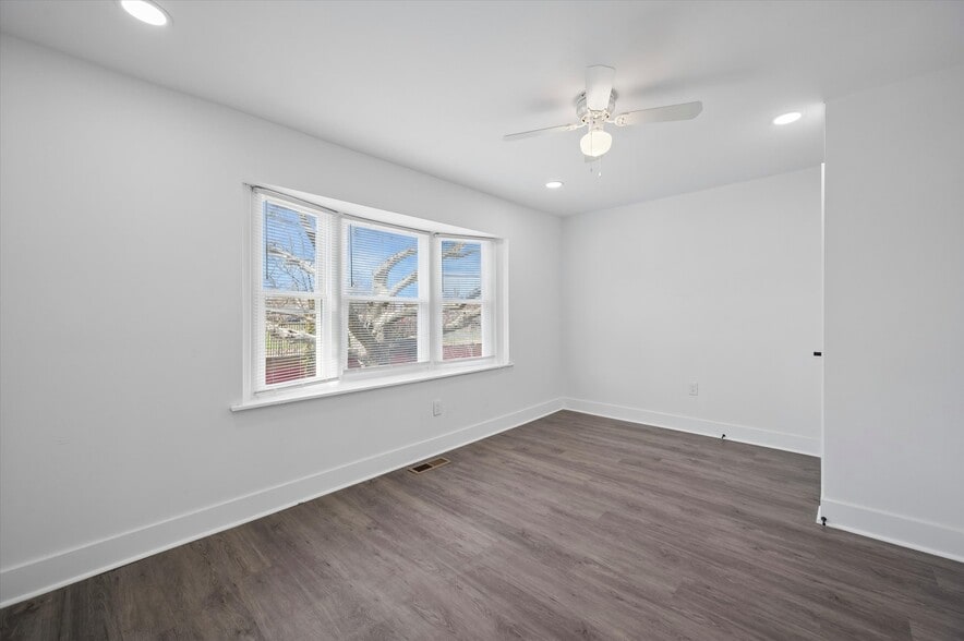 Building Photo - 5815 N 21st St