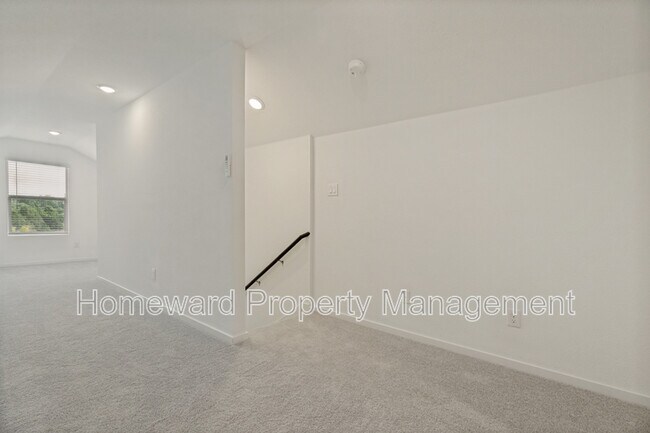 Building Photo - 1037 Bishop Creek Dr