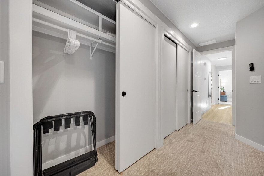 Building Photo - 2890 N Mountain Rd