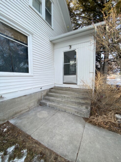 Building Photo - 220 4th Ave E