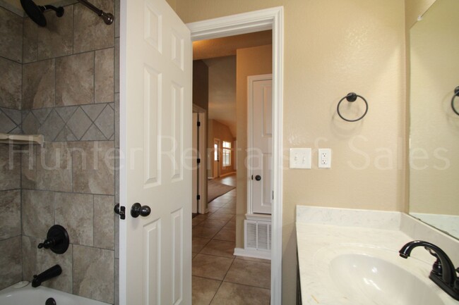 Building Photo - Spacious Three-Bedroom!