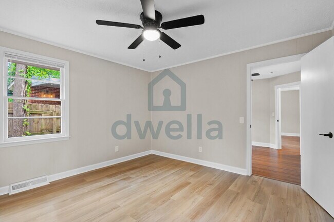 Building Photo - "Charming 5-Bedroom Oasis with 2 Full Bath...