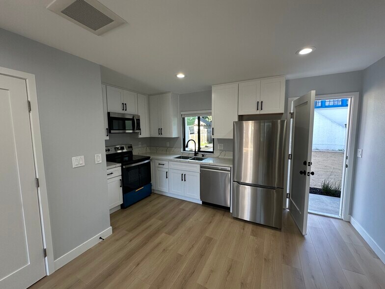 Building Photo - 826 Rose Ave