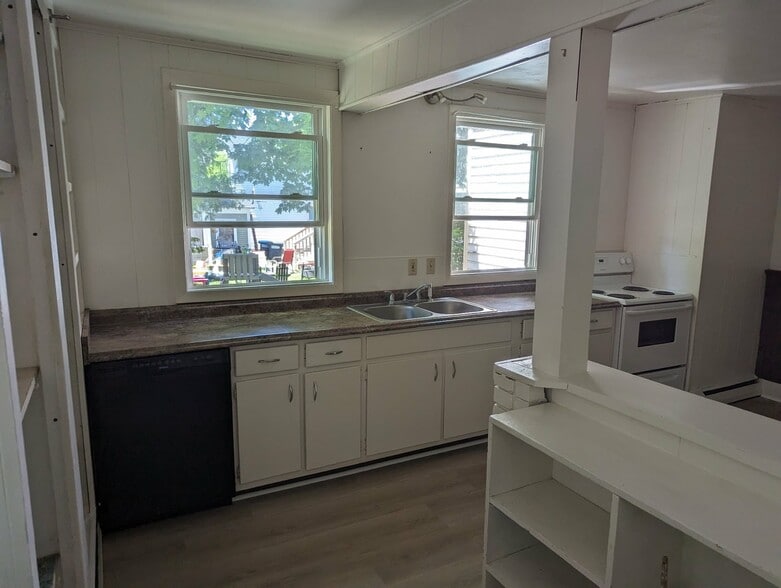 Kitchen - 186 Center St