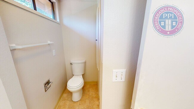 Building Photo - Prime West Linn Location - Walkable to Hig...