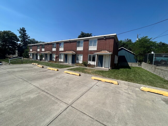 Building Photo - Elm Apartments in Browne's Addition!