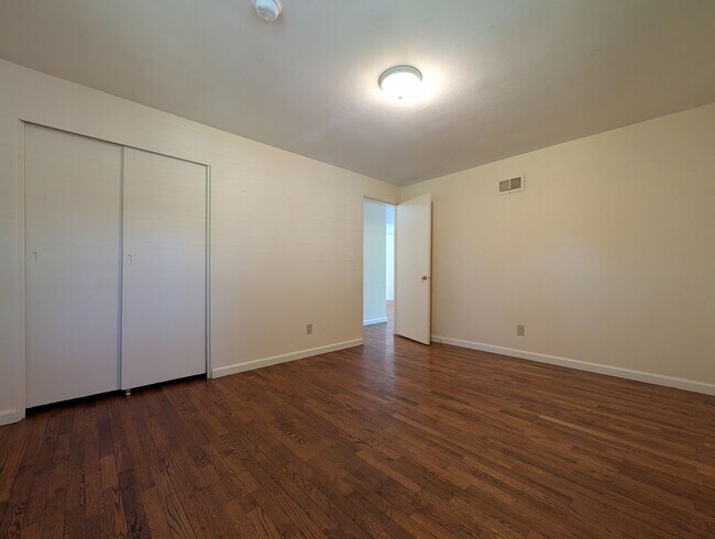 Building Photo - 890 E 29th Ave