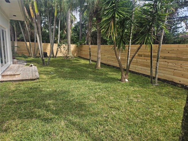 Building Photo - 1070 N Shore Dr