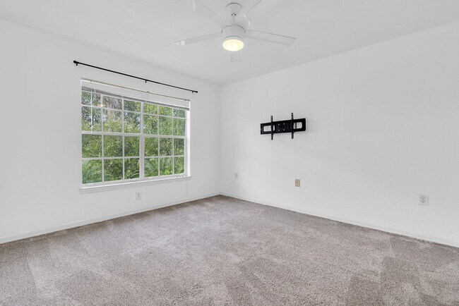 Building Photo - Stunning Designer Condo Remodeled to Perfe...