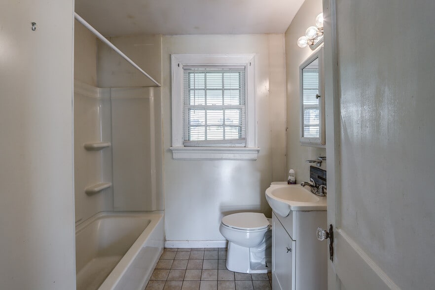 Bathroom - 2021 Rose Ln