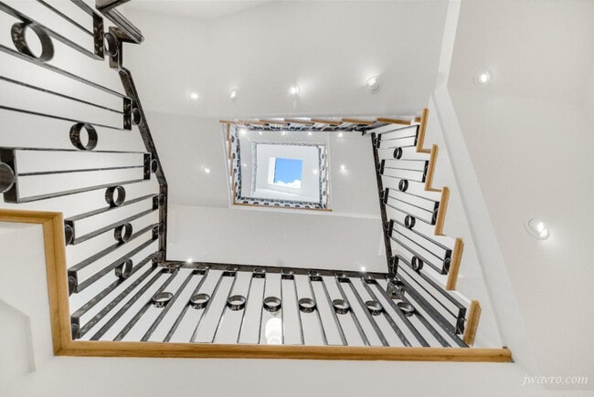 Building Photo - 19 Wilmot St