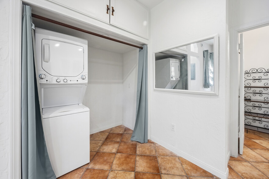 Building Photo - 166 N Arnaz Dr