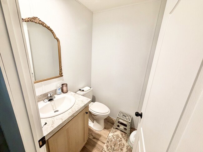 Building Photo - 5250 Hummingbird Ln