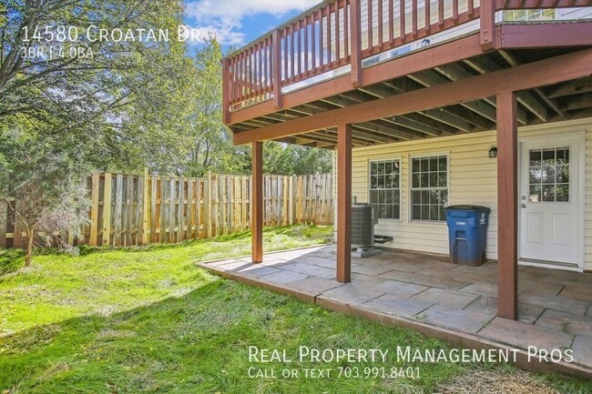 Building Photo - Terrific 3 Level End Unit Townhome For Ren...