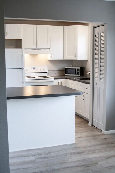 Building Photo - 4210 Ironwood Cir