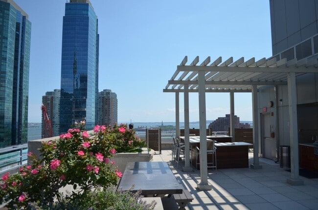 Building Photo - 105 Greene St