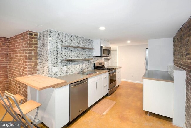 Building Photo - 2721 Ontario Rd NW