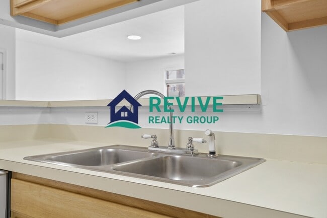 Building Photo - 15715 Parkway Ln