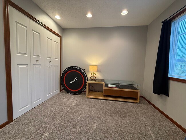 Building Photo - Great 3BR/2BA End Unit Elk River Townhome Available June!