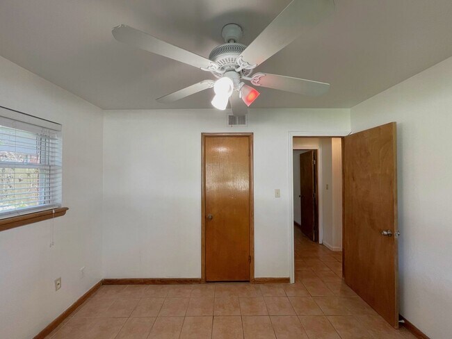 Building Photo - 1817 Hardy Dr