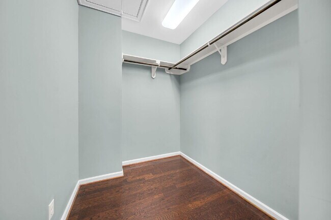 Building Photo - Nestled in the heart of Creekside Park - T...