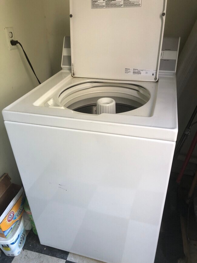 Commercial Washing Machine - 1806 Banks St