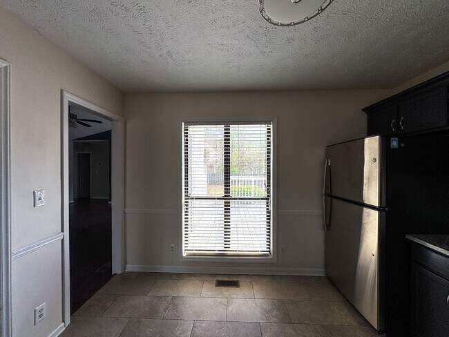 Building Photo - Beautiful 3 Bed 2 Bath Home with Fenced Backyard