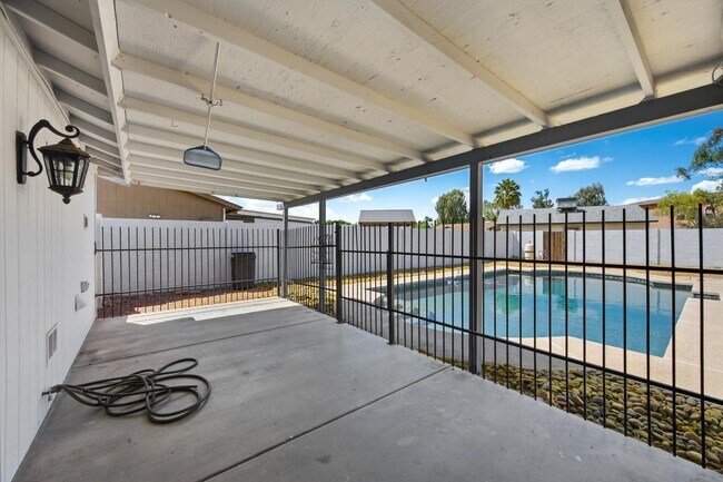 Building Photo - 204 E Duke Dr