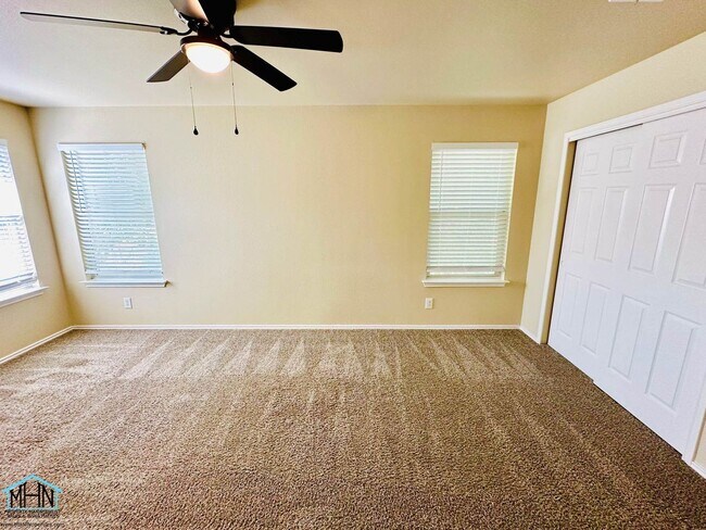 Building Photo - Big & Beautiful 5 bed/3.5 bath 2 Story hom...