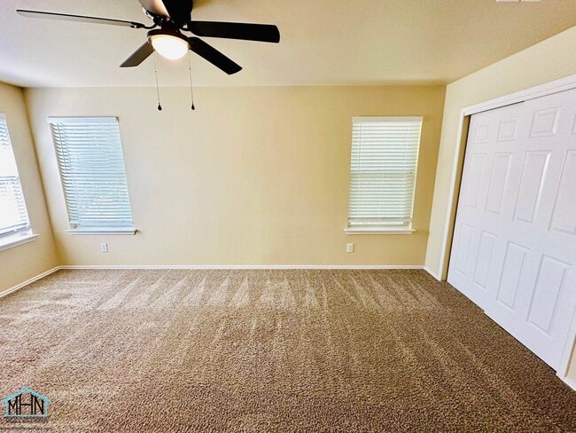 Building Photo - Big & Beautiful 5 bed/3.5 bath 2 Story home that's conveniently located to Randolph AFB