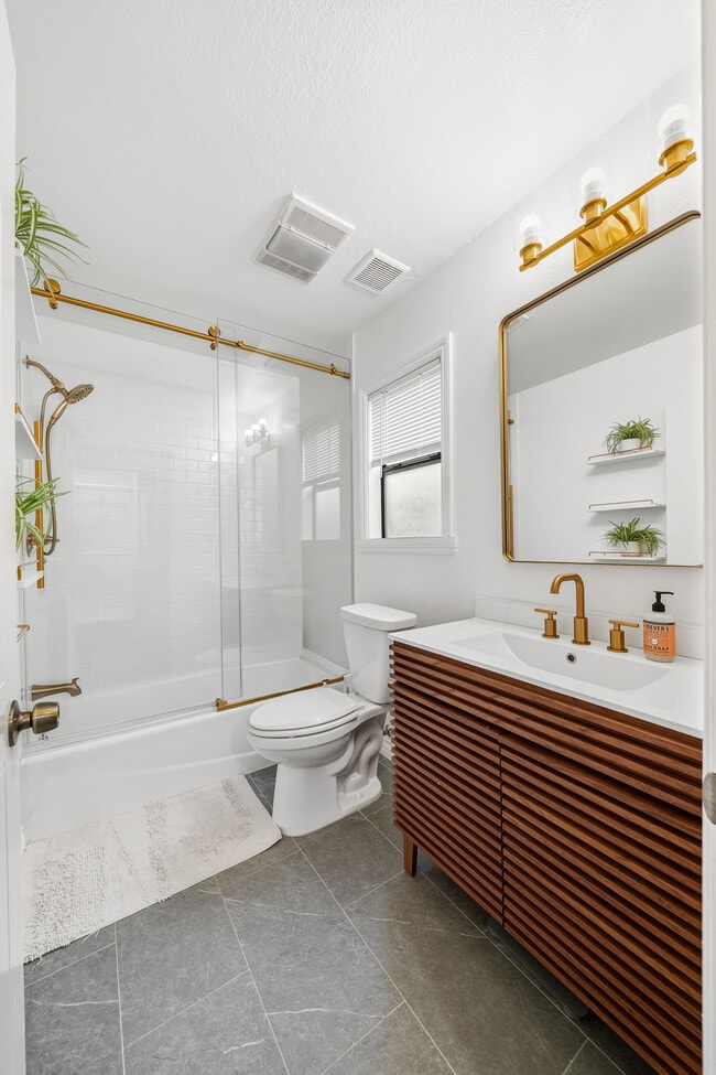 Building Photo - 906 Kings Rd