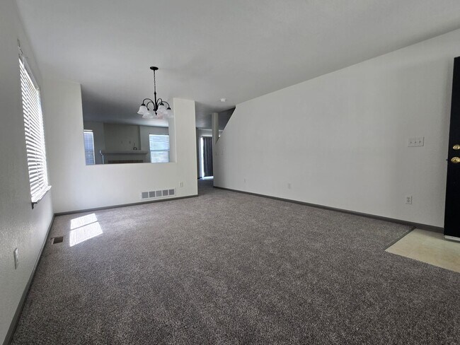 Building Photo - Spacious and Bright 4 Bedroom Home with Garage and Basement Now Available!