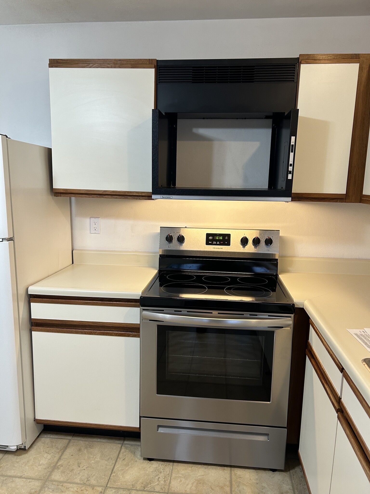 New stove/oven in 2024 - 5571 Wickford Ln