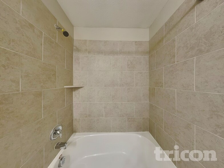 Building Photo - 810 Silverbell St