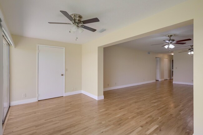 Building Photo - 459 Franconia Cir