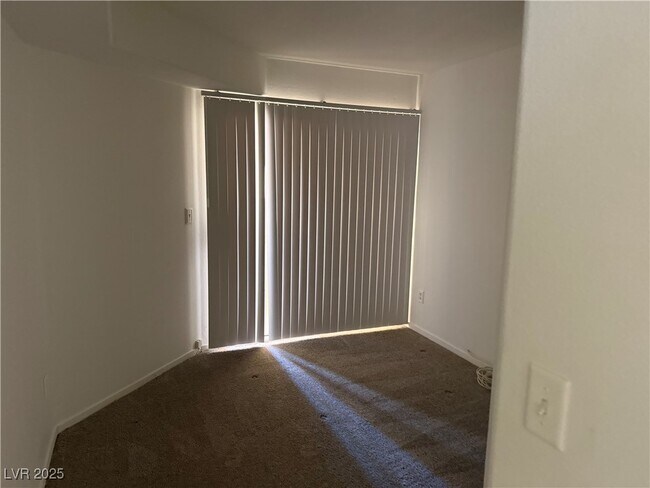 Building Photo - 698 S Racetrack Rd